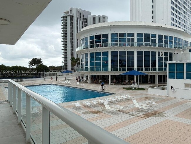 Building Photo - 5445 Collins Ave Unit 1109