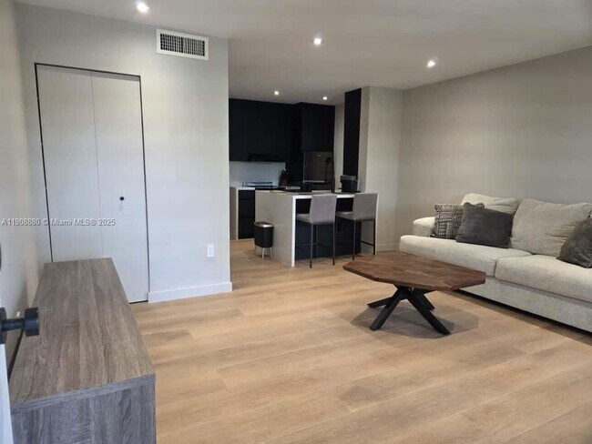 Photo - 10824 N Kendall Dr Unidad S28