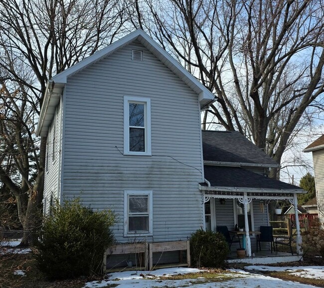 Building Photo - Three bedroom One bath
