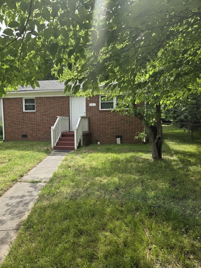 Photo - 202 Bingham St House