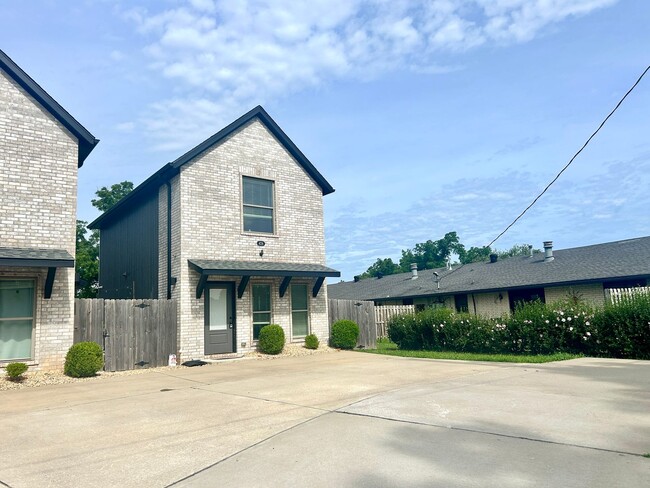 Building Photo - Water Included - Newer 2 Bedroom 1.5 Bathroom Town Home Now Pre-leasing with Upcoming move in!!!!