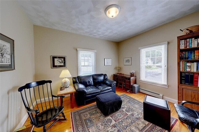 Photo - Providence/Elmhurst – Gorgeous Single Fami...