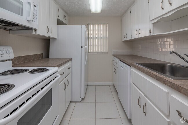 1BR, 1BA-620SF-Kitchen - Glenwood Apartments
