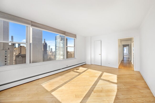 Photo - 117 E 57th St