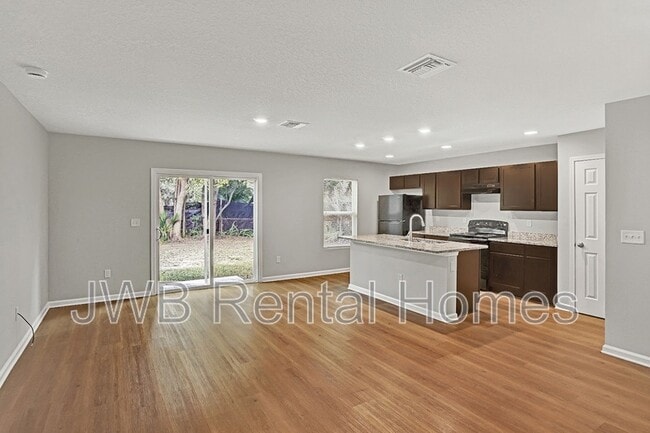 Photo - 939 W 24th St