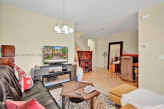 Photo - 821 E Village Cir
