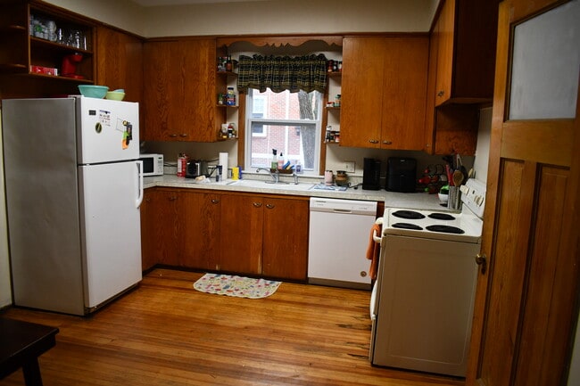 Photo - 921 E Burlington St