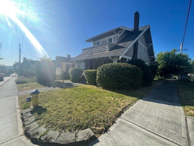 Photo - Large home/3bed 3 bath with bonus/office room just outside of PSNS and close to Bremerton Ferry