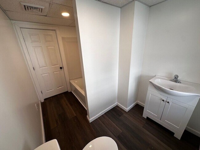 140 E Market St Unit 4