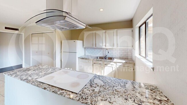 Photo - 5656 Pearce St