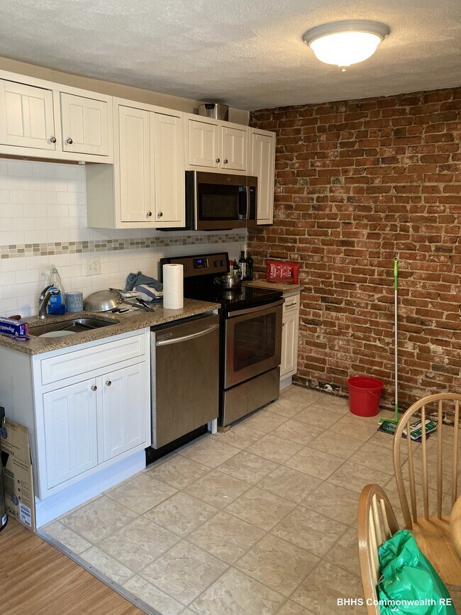 Building Photo - 3 Elm St Unit 3