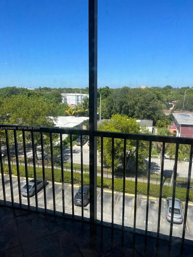 Photo - 16950 W Dixie Hwy Unit 631