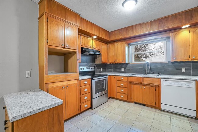 Photo - 615 Oak St