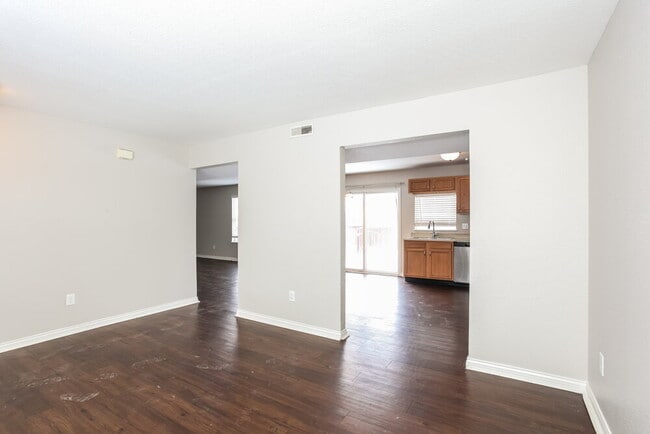 Photo - 2718 Rothe Ln