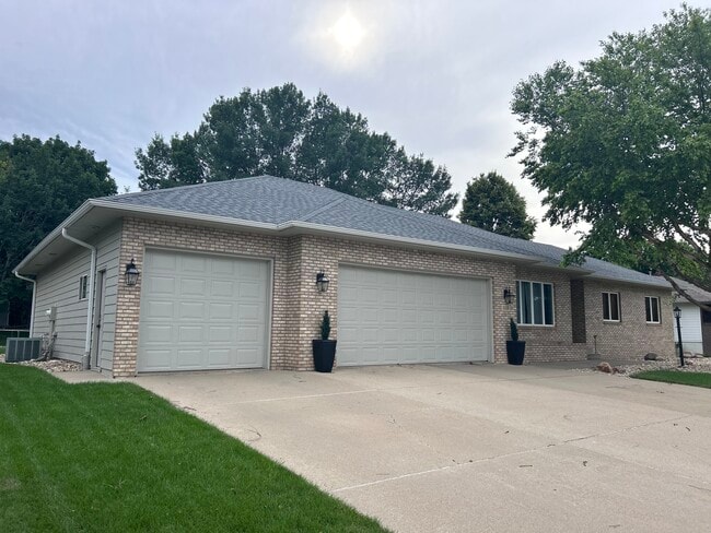 Building Photo - 5115 S Swift Park Dr