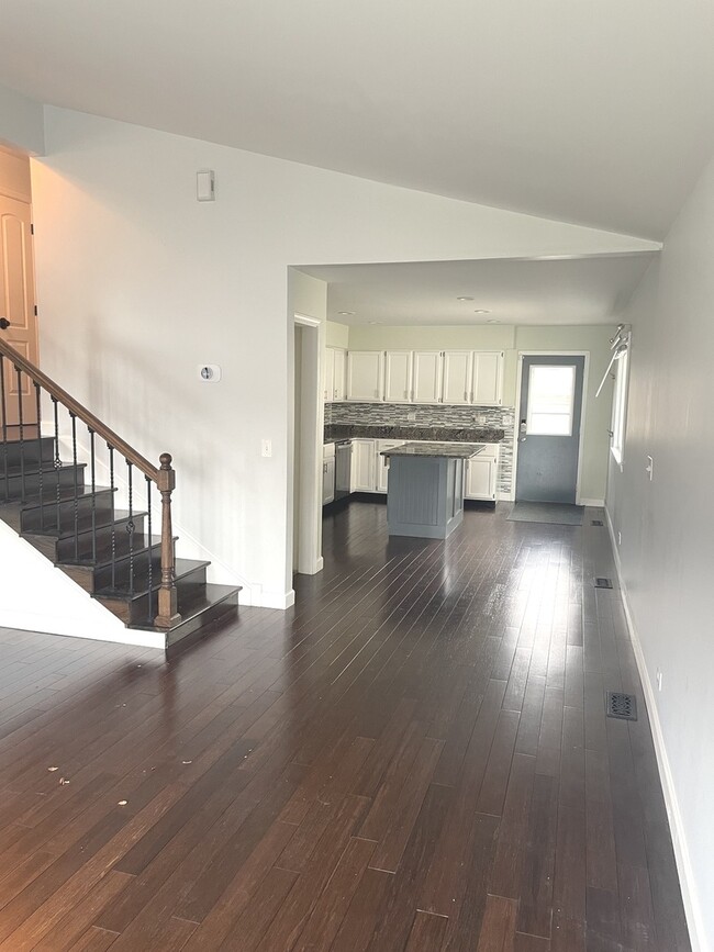 Photo - 566 Comstock Ave