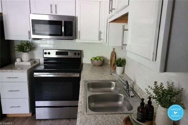 Photo - 832 W 7th St