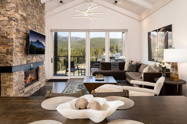 Photo - 12 Wildwood Rd W Unit ID1255679P