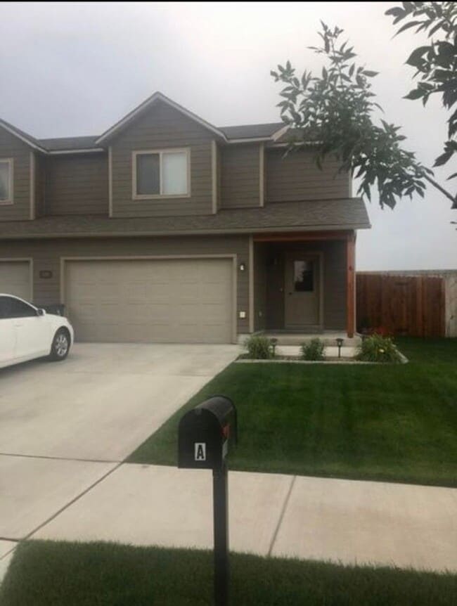 Building Photo - 3 Bed 2.5 Bath in Belgrade with attached double garage