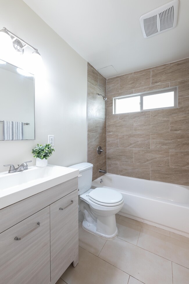 Photo - 1222 W. 39th