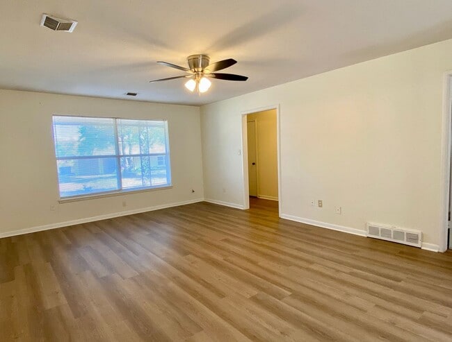 Photo - Spacious 3 bed 1 bath with easy access to ...