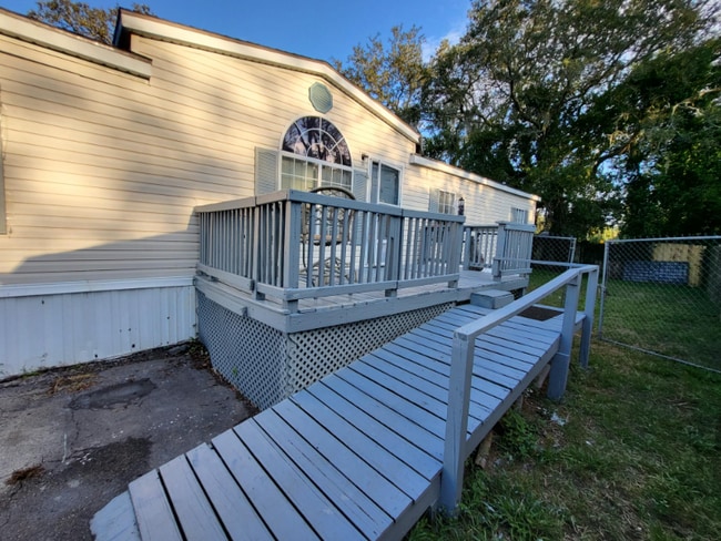 Photo - 829 Louise St