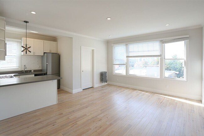 Photo - OPEN HOUSE: Sunday (12/21) 12:00pm-12:20pm. Remodeled 1BR/1BA just north of the western tip of Oa...