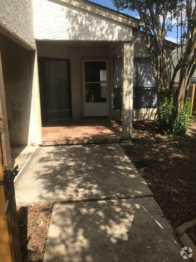 Building Photo - 2 bedroom Duplex Rental
