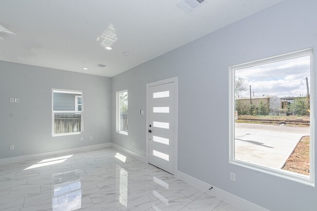 Photo - 6513 Avenue C