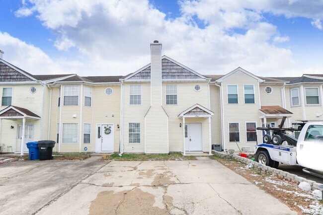 Building Photo - Charming Townhouse in Virginia Beach