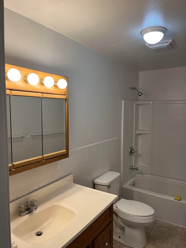 Photo - 6030 E Taft Rd Unit # E2