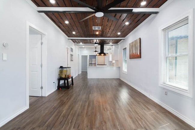 Building Photo - 560 W Highland Blvd