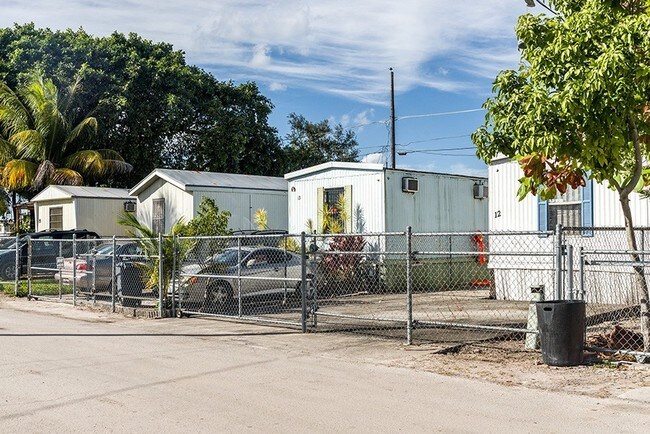 Photo - Palm Lakes Mobile Home Park