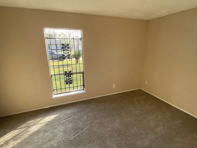 Photo - 10818 Carlton Dr