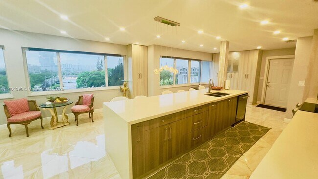 Photo - 329 SE 3rd St Unidad 502S