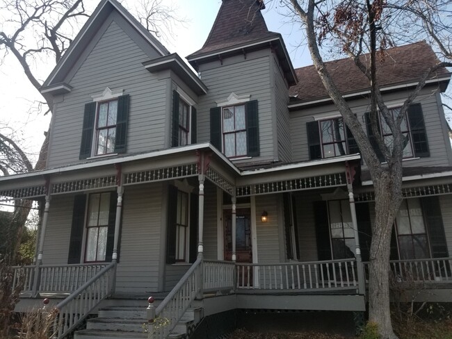 Building Photo - 619 Washburn St Rental