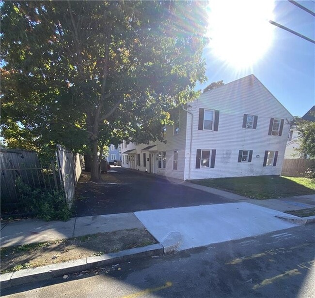 Building Photo - 174 Daboll St Unit C