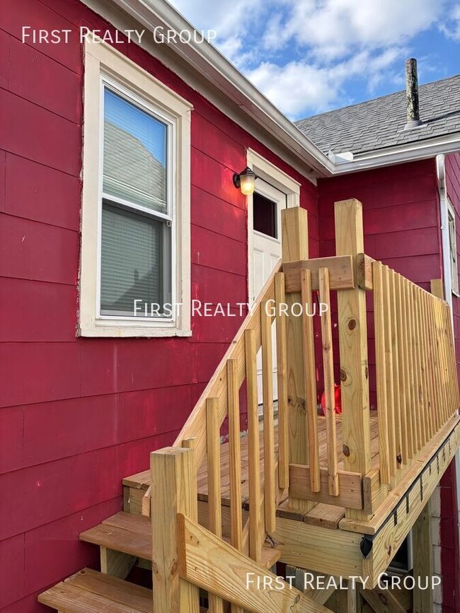 Building Photo - 532 1/2 Montgomery Avenue-