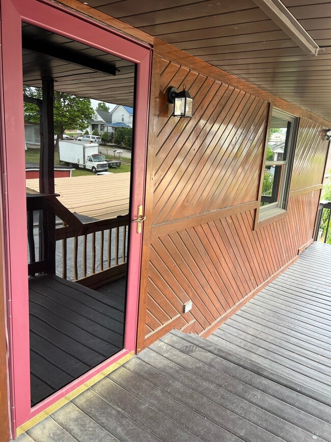 Front Entrance. - 173 Scott Ave Unidad Apt 1