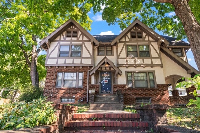 Building Photo - Charming 3-Bed Home Near UMKC with Hardwoo...