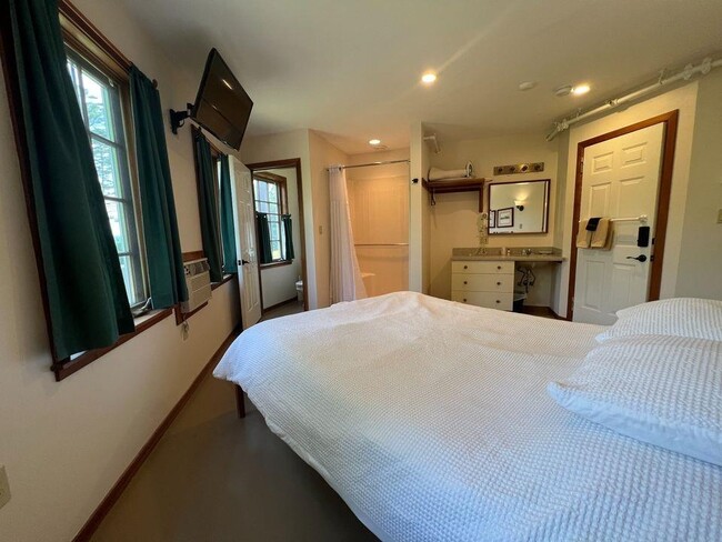 Building Photo - 651 River Rd Unit 9