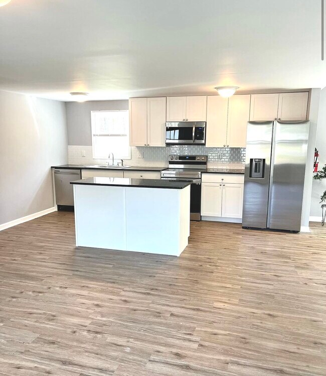 Photo - 1692 Victory Ave