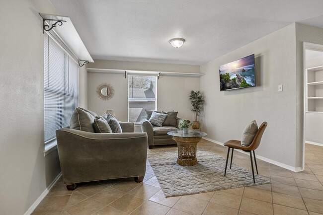Building Photo - 14102 N Hills Village Dr Rental