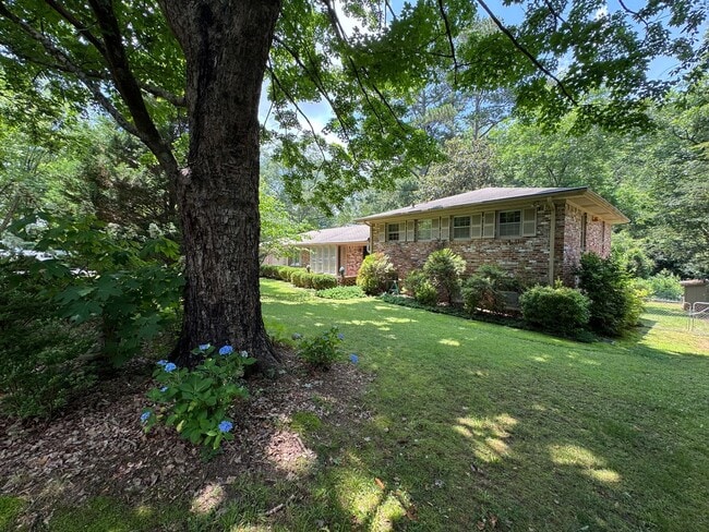 Building Photo - Executive Rental 4 bed 3 bath home in the heart of Country Club