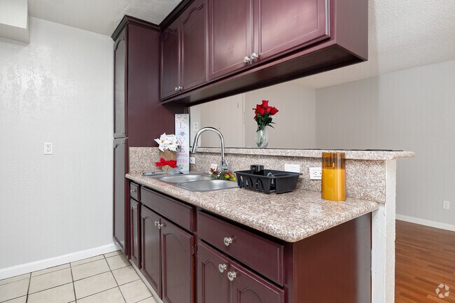 1BR, 1BA - 520SF - Kitchen