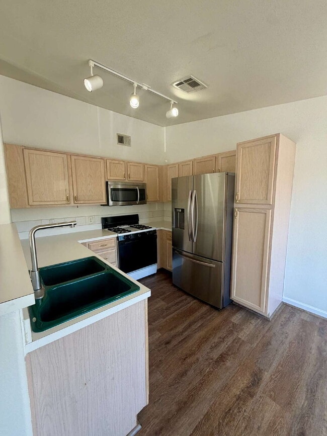 YOU WON'T WANT TO MISS OUT ON THIS CONDO!! 2 bed/ 2 bath Condo in Highlands Ranch!    MOVE IN SPE...