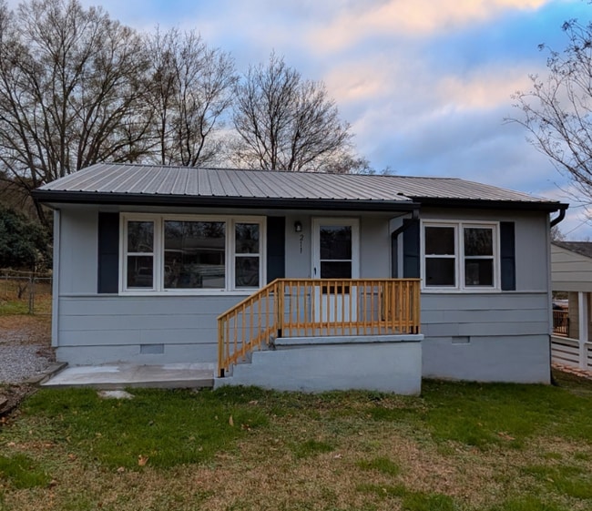 Building Photo - 211 Dale St