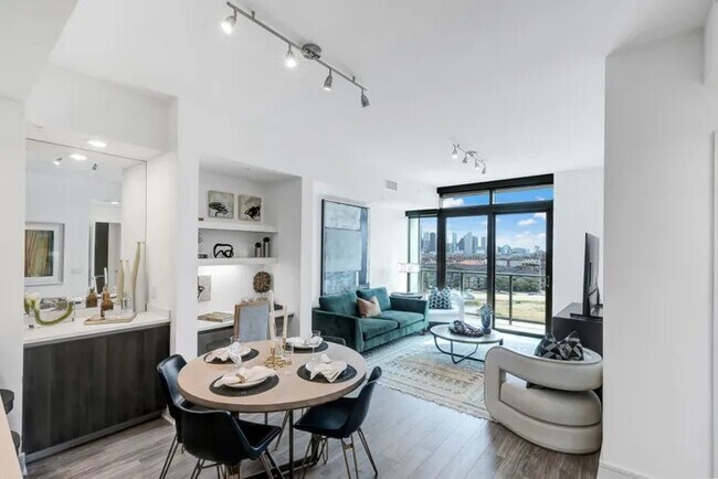 Photo - Luxury High-Rise Living with Up to 4 Weeks... Unidad HAP