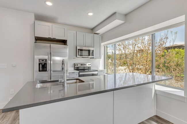 Photo - 606 W North Temple St Unidad Apt 201