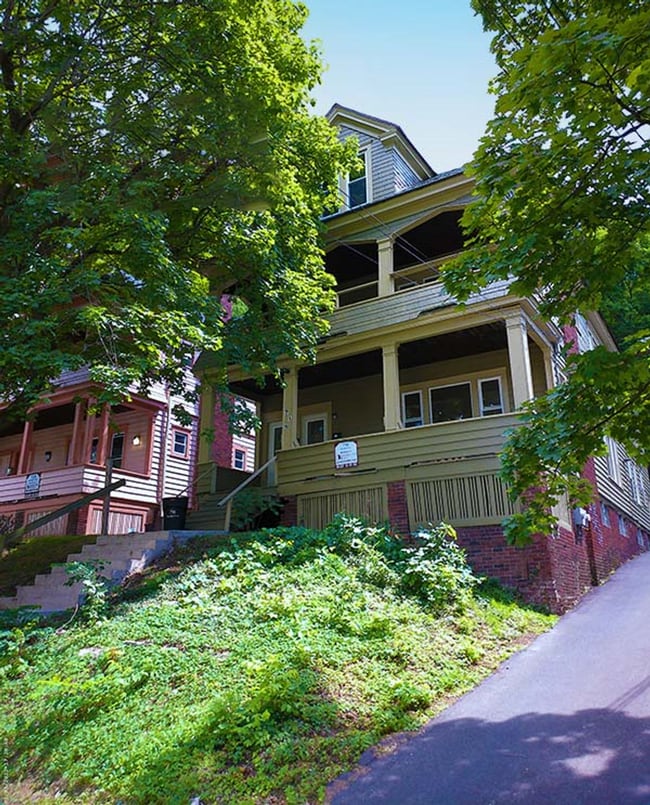 Building Photo - 8/1/26 Spacious First Floor Apartment Clos... Unit Euclid 716